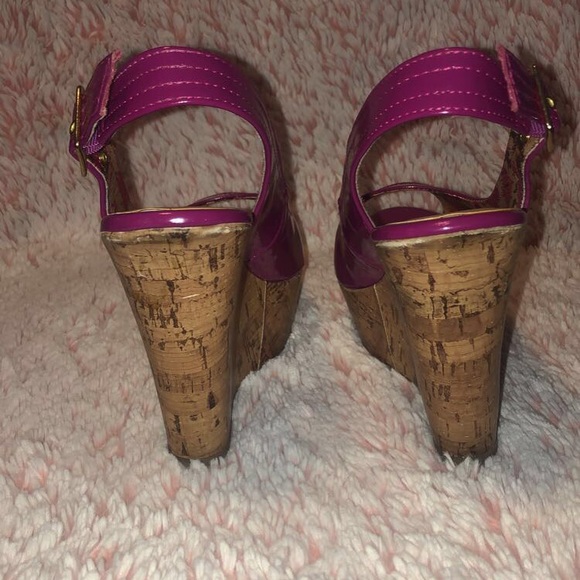 Candie's Cabray Fuschia Wedge Heels - Picture 4 of 6